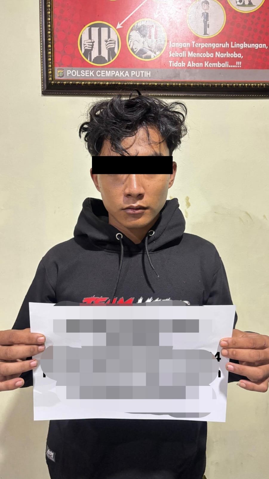 Pelaku berinisial RA alias A (23), warga Babelan, Kabupaten Bekasi, saat diamankan polisi terkait kasus penjarahan warung saat tawuran di Cempaka Putih.