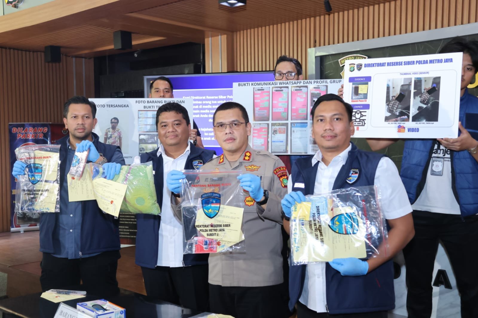 Kasubdit 2 Ditreskrimsus Polda Metro Jaya, AKBP Herman Edco Simbolon saat memberikan keterangan kepada wartawan di Mapolda Metro Jaya.