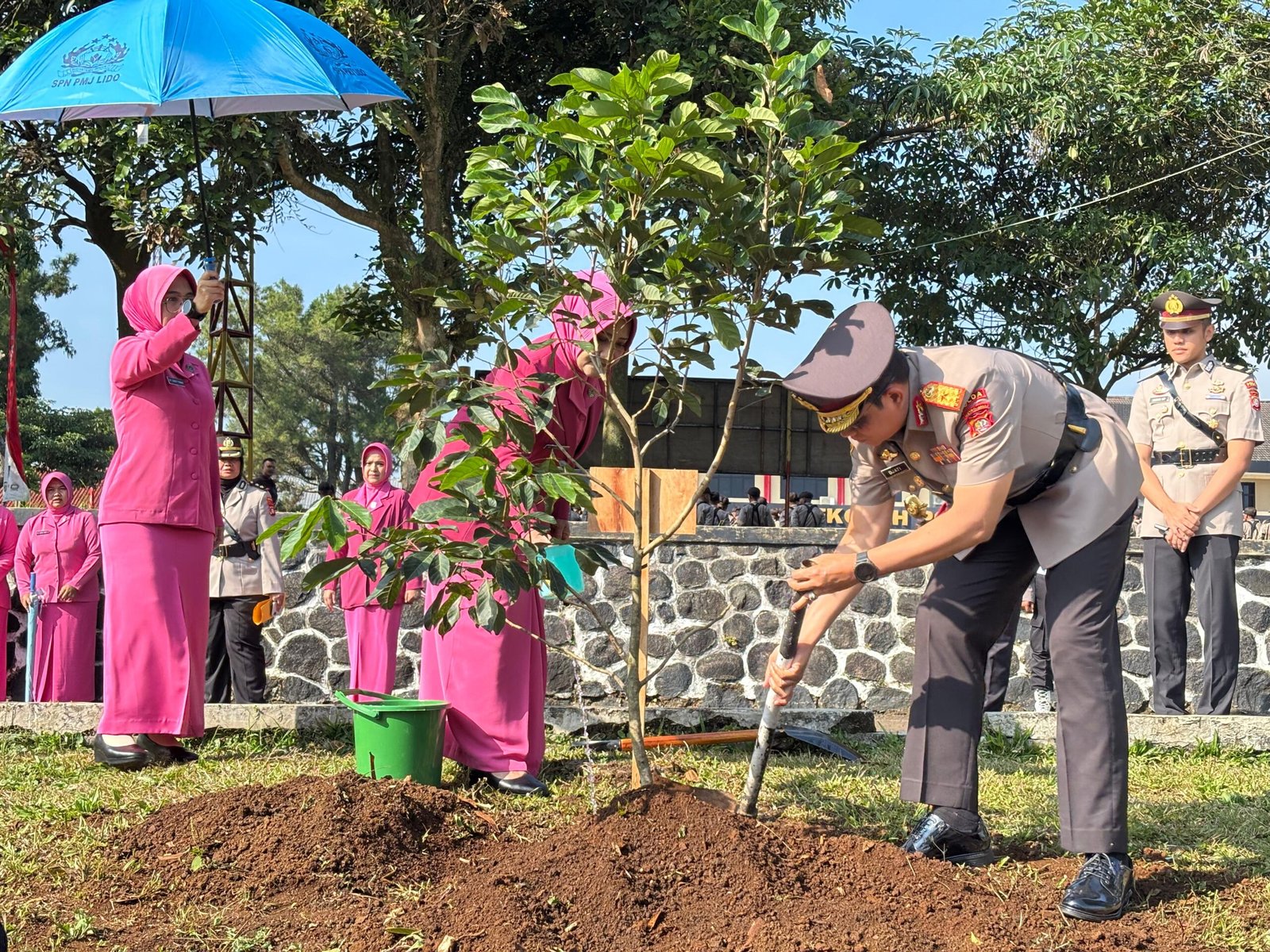Kapolda Metro Jaya Irjen Pol. Karyoto menanam pohon di SPN Polda Metro Jaya