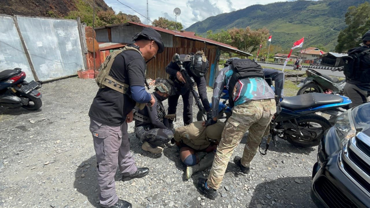 Penangkapan anggota KKB, Konara Enumbi, pembunuhan Brigpol Ronald Enok.