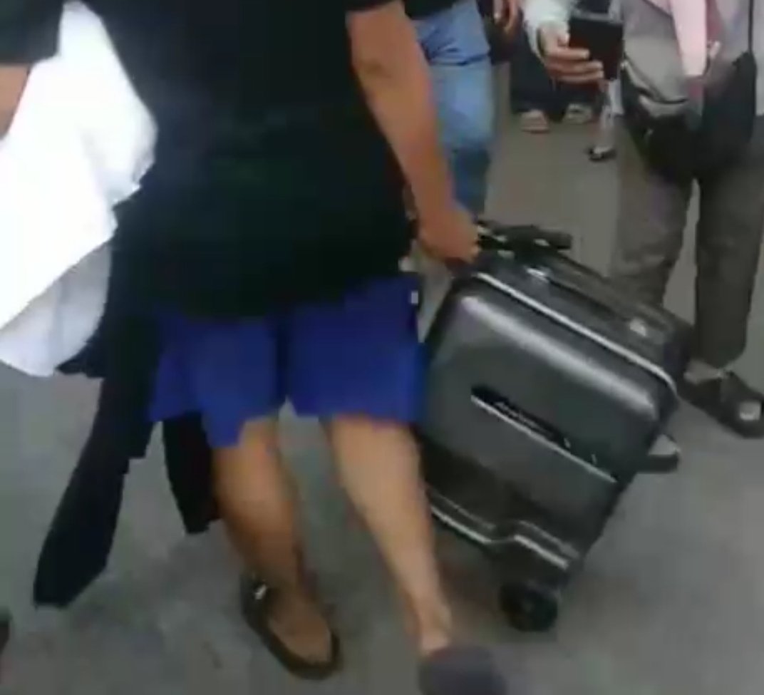 Diantara barang yang dijarah massa dari dalam rumah terlihat koper. 