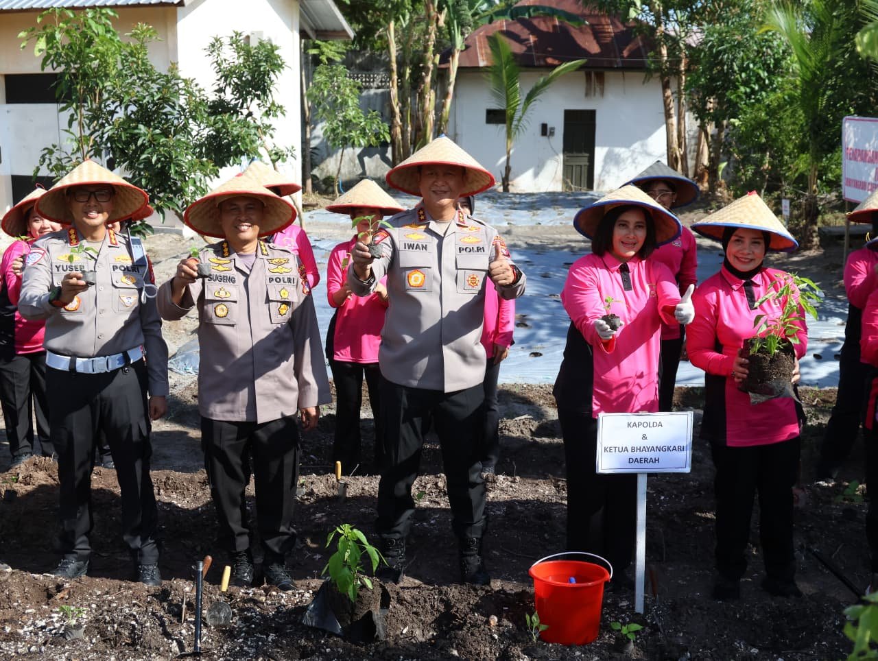 Irjen Pol Iwan Kurniawan Bersama Bhayangkari Panen Sayuran di Mapolda Kalteng