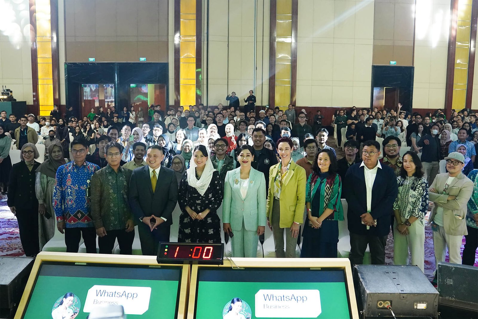 Wamendag Roro menegaskan digitalisasi UMKM tidak hanya onboarding di e-commerce, tetapi juga memanfaatkan platform digital untuk pemasaran, pembayaran, dan pengiriman, guna memperluas pasar hingga internasional.