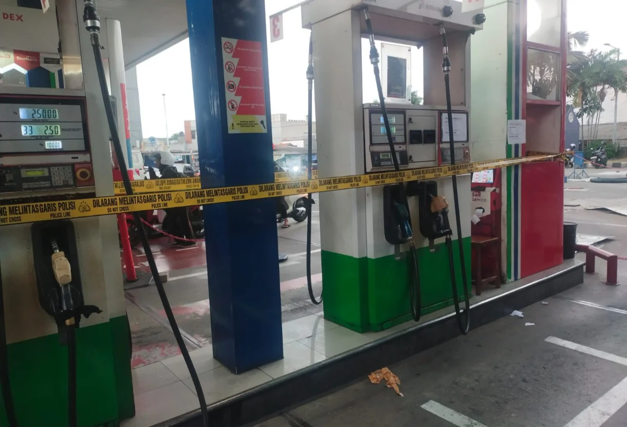 Sejumlah pengendara motor mengalami mogok massal usai mengisi bahan bakar minyak (BBM) jenis Pertalite di SPBU 34.116.12 Kembangan, Jakarta Barat, pada Senin (4/8/2025).
