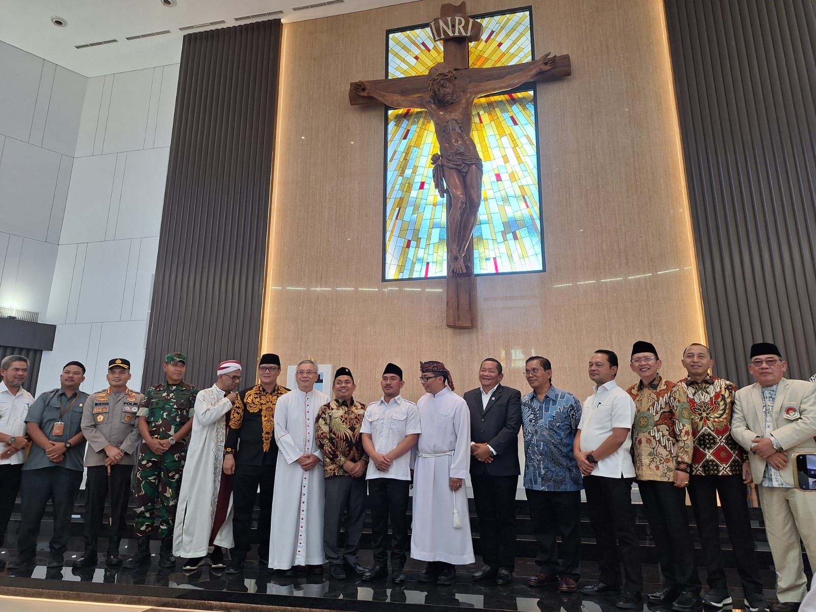 Suasana peresmian Gereja Katolik Teresa Lippo Cikarang yang mampu menampung hingga 1.800 umat.
